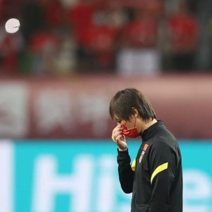 中日战看谁甩包袱快！ 国足或坚持四后卫战术